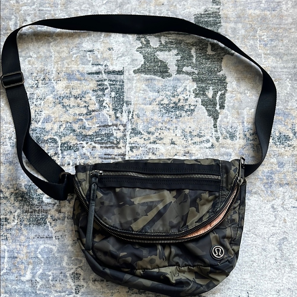 lululemon athletica Green and Black Belt Bag Sporty Design
